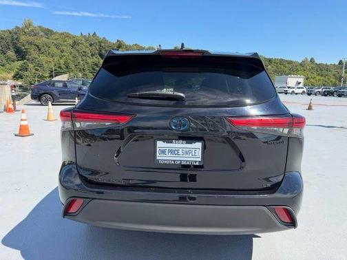 Midnight Black Metallic 2020 Toyota Highlander Hybrid LE