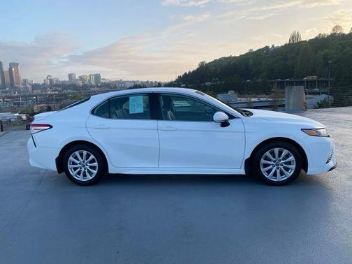 Super White 2020 Toyota Camry SE
