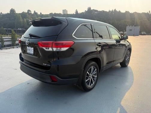 Midnight Black Metallic 2018 Toyota Highlander XLE