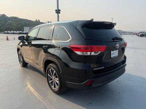 Midnight Black Metallic 2018 Toyota Highlander XLE