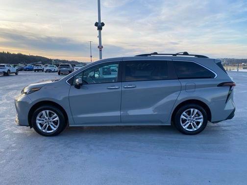 2023 Toyota Sienna Woodland Edition