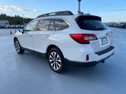 White 2017 Subaru Outback 2.5i Limited