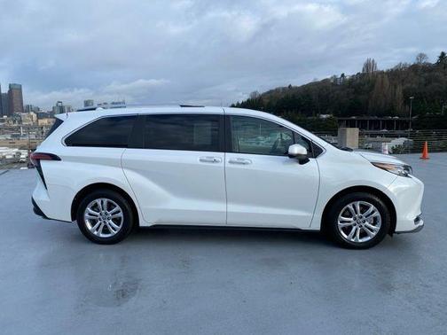 2022 Toyota Sienna Platinum 7 Passenger