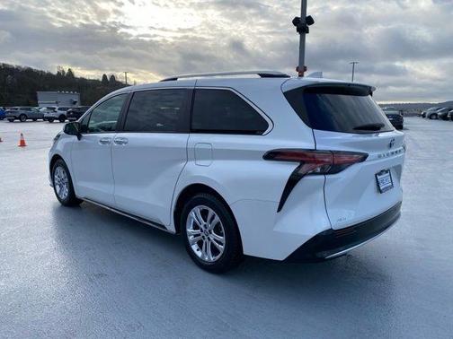 2022 Toyota Sienna Platinum 7 Passenger