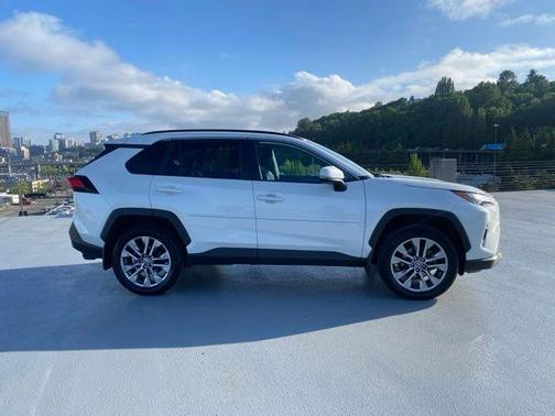 Blizzard Pearl 2022 Toyota RAV4 XLE Premium