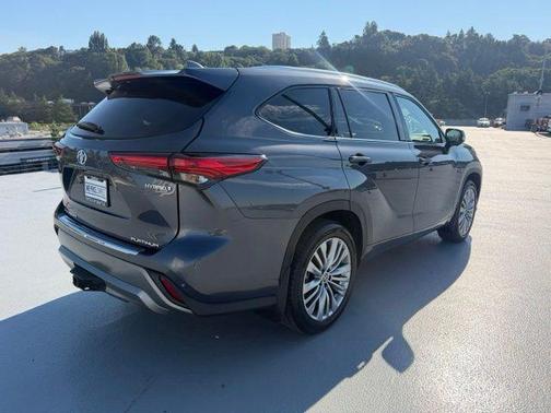 Magnetic Gray Metallic 2023 Toyota Highlander Hybrid Platinum