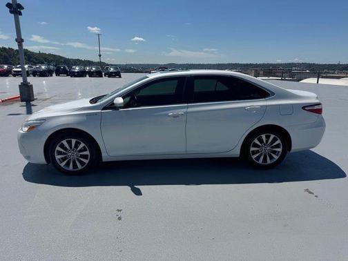 Blizzard Pearl 2016 Toyota Camry Hybrid XLE