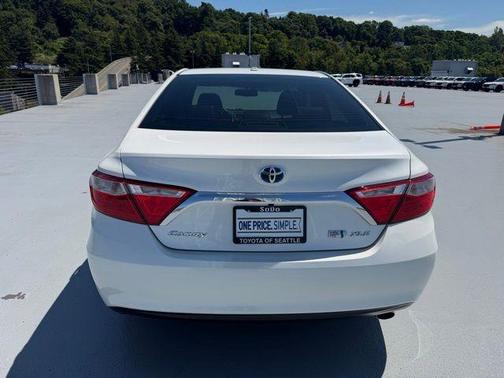Blizzard Pearl 2016 Toyota Camry Hybrid XLE