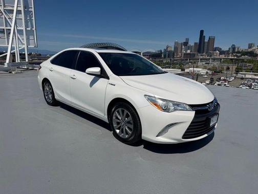 Blizzard Pearl 2016 Toyota Camry Hybrid XLE