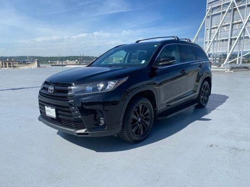 Midnight Black Metallic 2019 Toyota Highlander SE