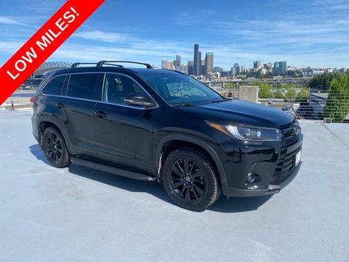 Midnight Black Metallic 2019 Toyota Highlander SE