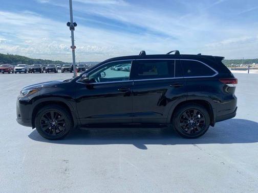 Midnight Black Metallic 2019 Toyota Highlander SE