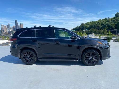 Midnight Black Metallic 2019 Toyota Highlander SE