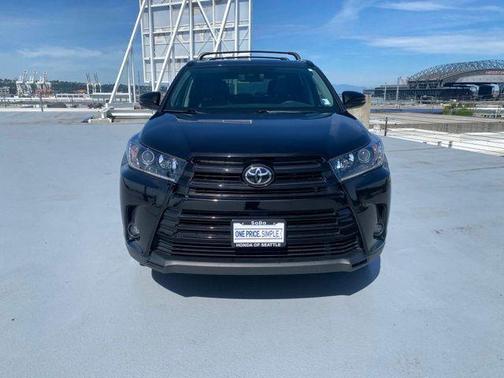 Midnight Black Metallic 2019 Toyota Highlander SE
