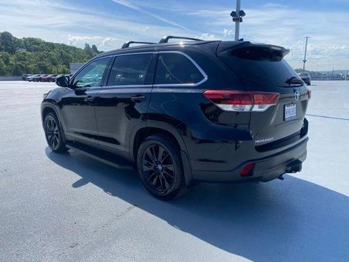 Midnight Black Metallic 2019 Toyota Highlander SE