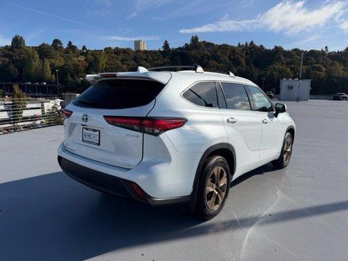 Pearl 2022 Toyota Highlander Hybrid Bronze Edition