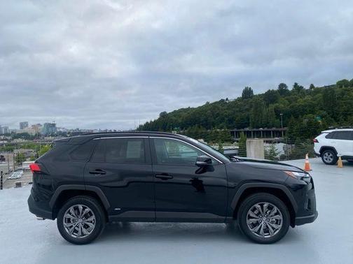2022 Toyota RAV4 Hybrid XLE Premium