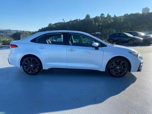 Wind Chill Pearl / Midnight Black Metallic 2023 Toyota Corolla SE
