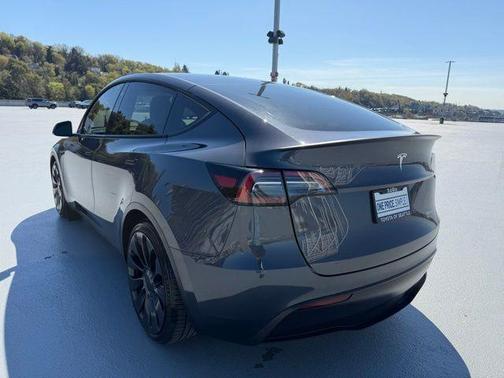 Midnight Silver Metallic 2023 Tesla Model Y Performance