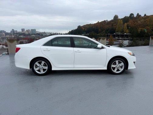 Super White 2014 Toyota Camry SE