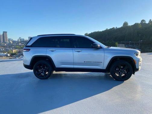 Silver Zynith 2023 Jeep Grand Cherokee Altitude