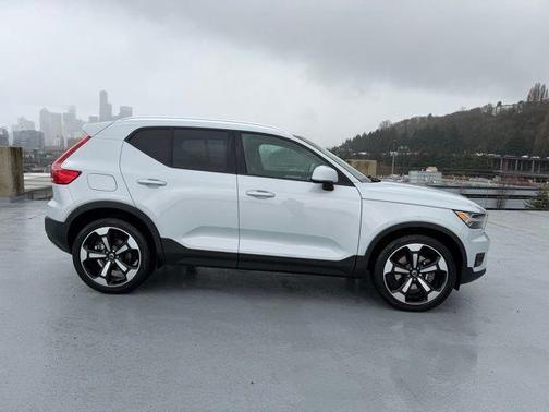 2020 Volvo XC40 T5 Momentum