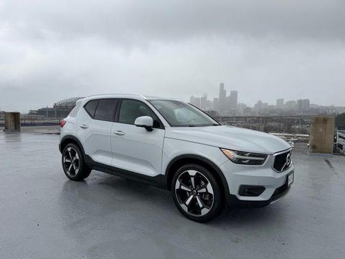 2020 Volvo XC40 T5 Momentum