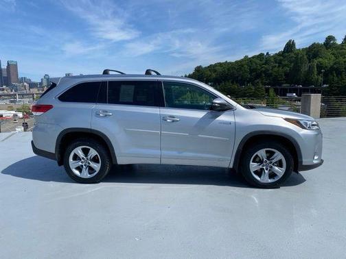 Celestial Silver Metallic 2019 Toyota Highlander Hybrid Limited