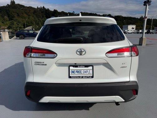 Pearl 2024 Toyota Corolla Cross LE