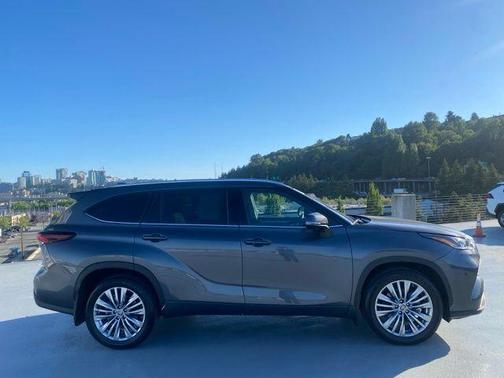 2024 Toyota Highlander Platinum