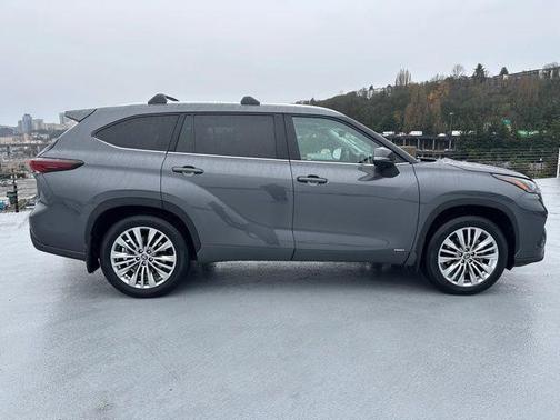 2025 Toyota Highlander Hybrid Platinum