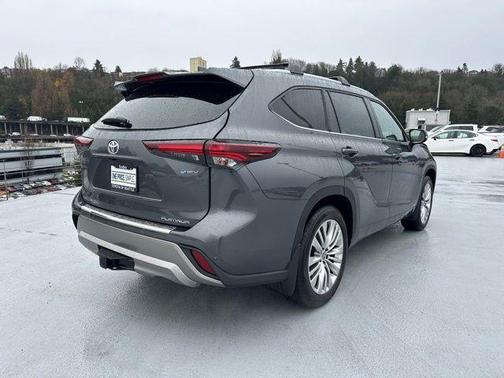 2025 Toyota Highlander Hybrid Platinum