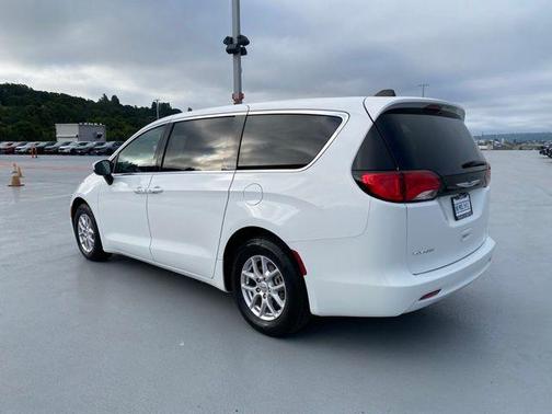 Bright White Clearcoat 2022 Chrysler Voyager LX