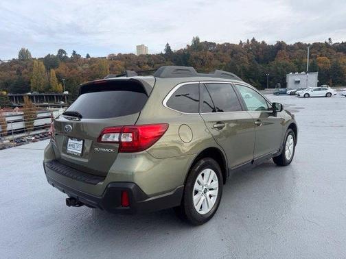 Wilderness Green Metallic 2018 Subaru Outback 2.5i Premium
