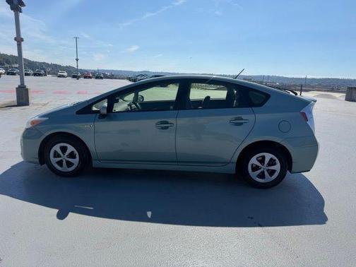 Pearl 2014 Toyota Prius Two