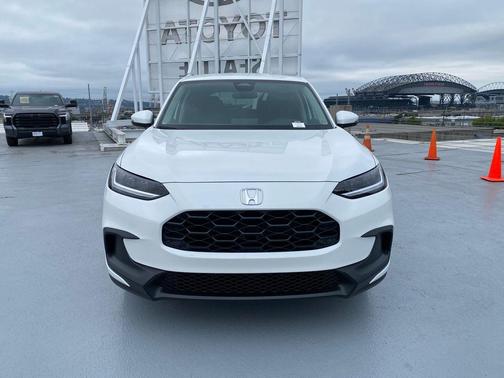 Platinum White Pearl 2026 Honda HR-V LX
