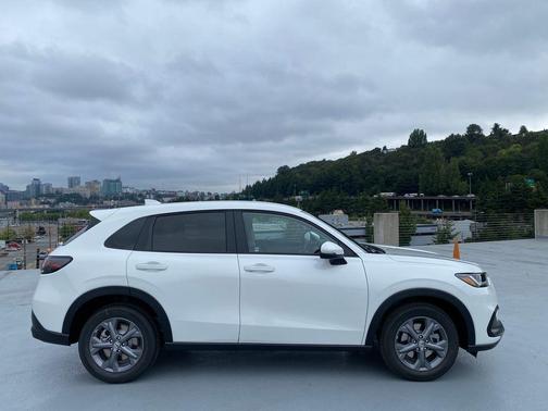 Platinum White Pearl 2026 Honda HR-V LX