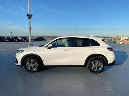 Platinum White Pearl 2026 Honda HR-V LX