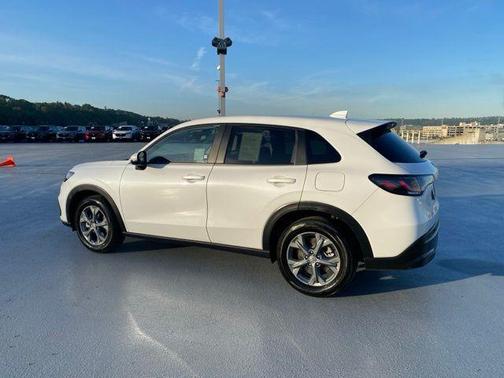 Platinum White Pearl 2026 Honda HR-V LX