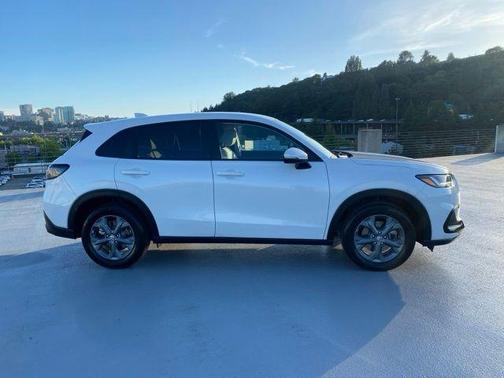 Platinum White Pearl 2026 Honda HR-V LX