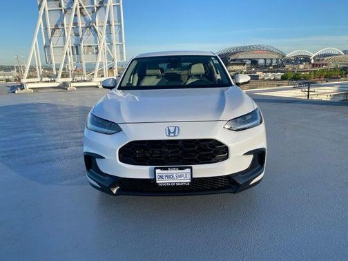 Platinum White Pearl 2026 Honda HR-V LX