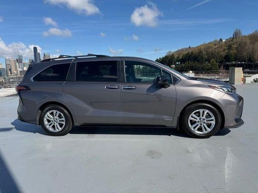 2021 Toyota Sienna XSE 7 Passenger
