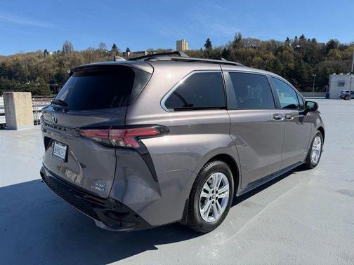 2021 Toyota Sienna XSE 7 Passenger