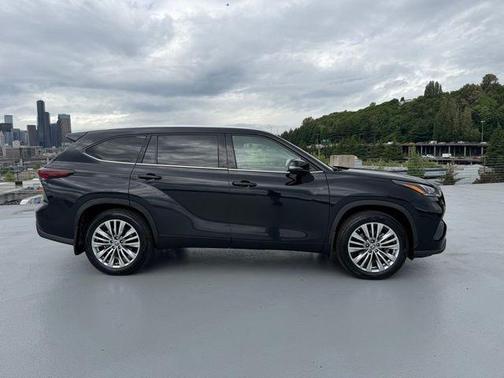 Midnight Black Metallic 2024 Toyota Highlander Platinum