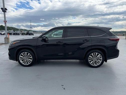 Midnight Black Metallic 2024 Toyota Highlander Platinum
