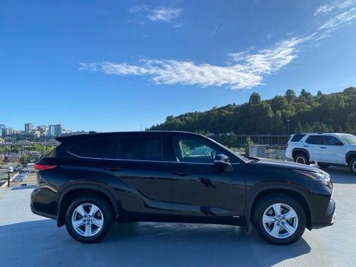 2022 Toyota Highlander Hybrid LE