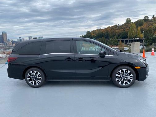 Crystal Black Pearl 2026 Honda Odyssey Elite