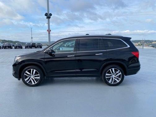 Crystal Black Pearl 2017 Honda Pilot Touring