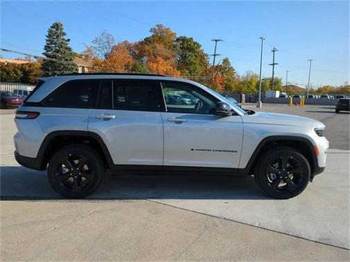 2025 Jeep Grand Cherokee Laredo