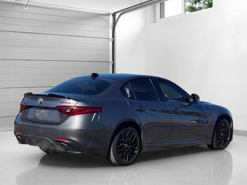 Vesuvio Gray Metallic 2017 Alfa Romeo Giulia Base